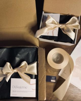 🎁 Vánoční radost začíná už při rozbalování! 🎄✨ Naše balíčky letos září ve slavnostním kabátku, protože Vánoce si zaslouží...