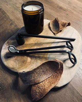 🎄 Stylový rituál pro milovníky svíček! 🕯️✨ Dokonalý plamen potřebuje péči, a proto jsme pro vás připravili elegantní...